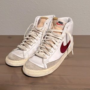 Nike Blazer Mid ‘77 Vintage Sneaker in White/Dark Beetroot